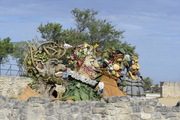 Les Quatre saisons, sculptures de Philip Haas d'après Arcimboldo, château des Baux de Provence